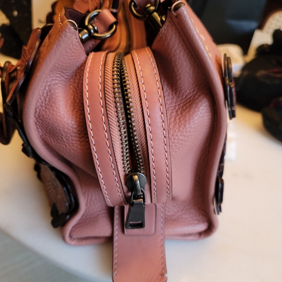 (1) Coach 1941 Tea Rose Rogue 30 Melon Retired - Picture 4 of 16